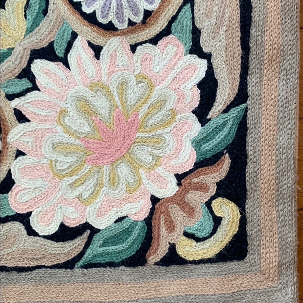 Embroidered rug - Picture 4 of 5